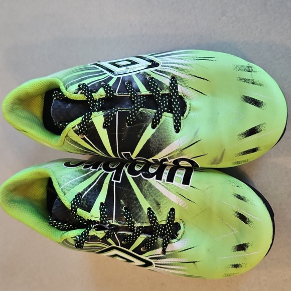 Umbro Green Youth Soccer Cleats - Picture 2 of 14